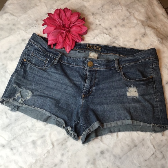 Decree Pants - DECREE JUNIOR DISTRESSED BOOTY SHORTS - SIZE 17